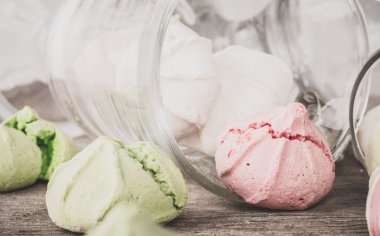 Bir tabloda lezzetli tatlılar.