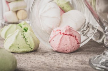 Bir tabloda lezzetli tatlılar.