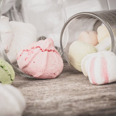 Bir tabloda lezzetli tatlılar.