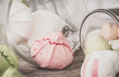 Bir tabloda lezzetli tatlılar.