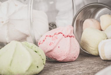 Bir tabloda lezzetli tatlılar.