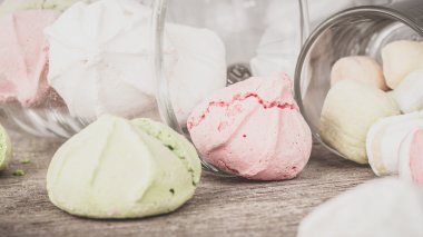 Bir tabloda lezzetli tatlılar.