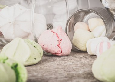 Bir tabloda lezzetli tatlılar.