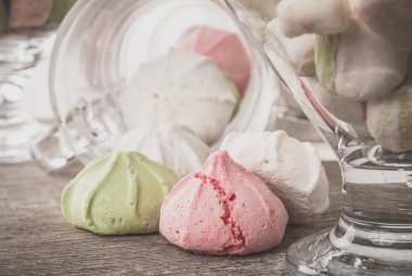 Bir tabloda lezzetli tatlılar.