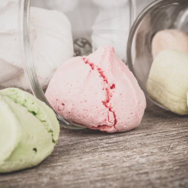 Bir tabloda lezzetli tatlılar.