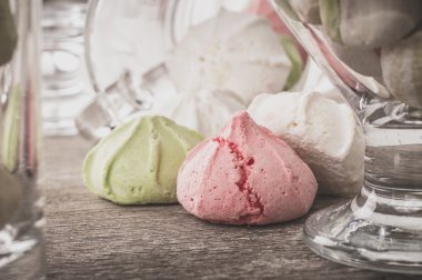 Bir tabloda lezzetli tatlılar.