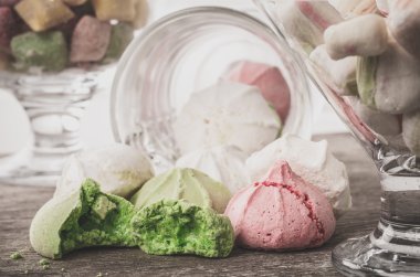 Bir tabloda lezzetli tatlılar.