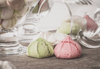 Bir tabloda lezzetli tatlılar.