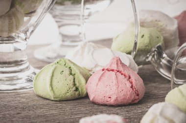 Bir tabloda lezzetli tatlılar.