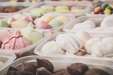 Bir tabloda lezzetli tatlılar.