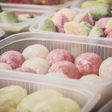 Bir tabloda lezzetli tatlılar.