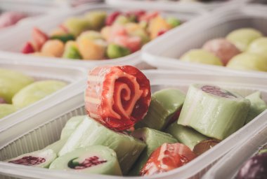 Bir tabloda lezzetli tatlılar.