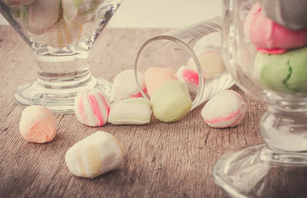 Bir tabloda lezzetli tatlılar.