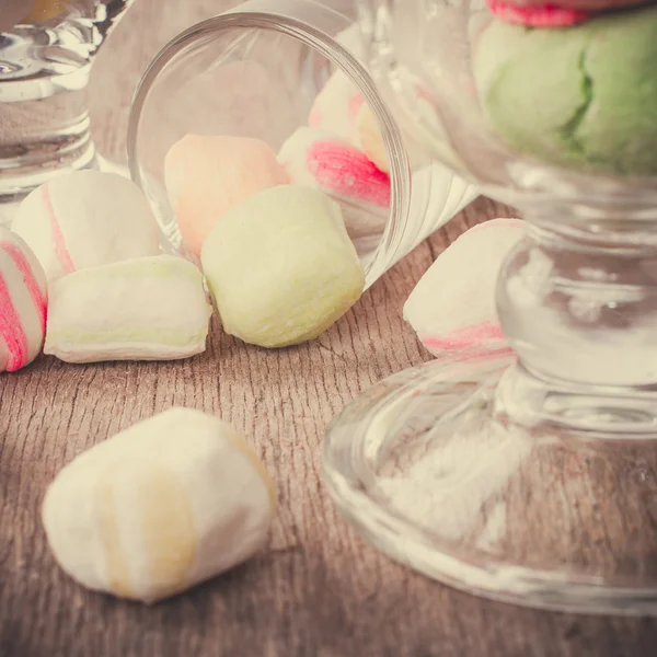 Bir tabloda lezzetli tatlılar.