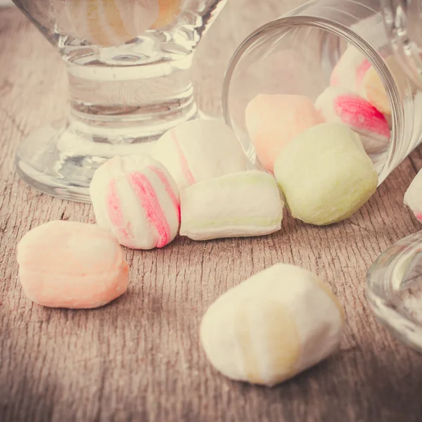 Bir tabloda lezzetli tatlılar.