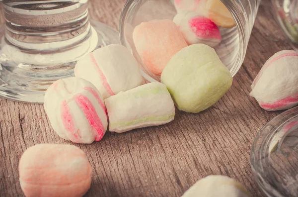 Bir tabloda lezzetli tatlılar.