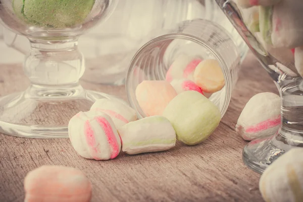 Bir tabloda lezzetli tatlılar.