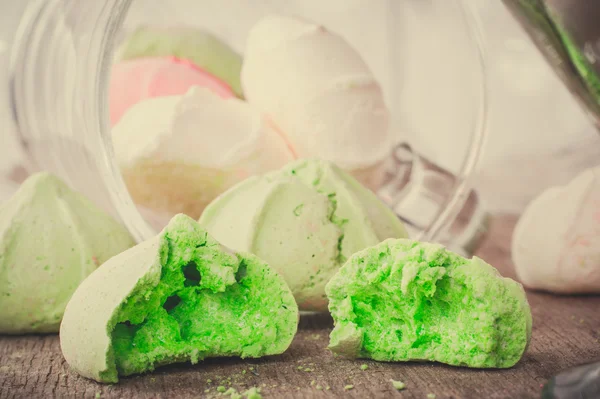 Bir tabloda lezzetli tatlılar.