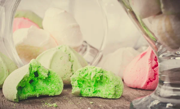 Bir tabloda lezzetli tatlılar.