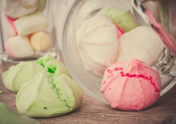 Bir tabloda lezzetli tatlılar.