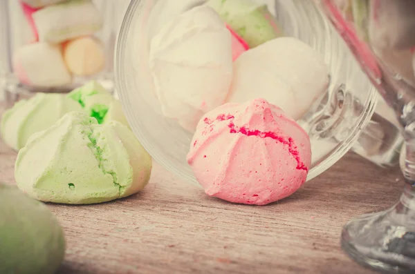 Bir tabloda lezzetli tatlılar.