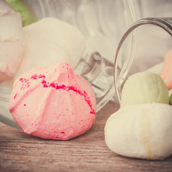 Bir tabloda lezzetli tatlılar.