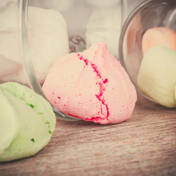 Bir tabloda lezzetli tatlılar.