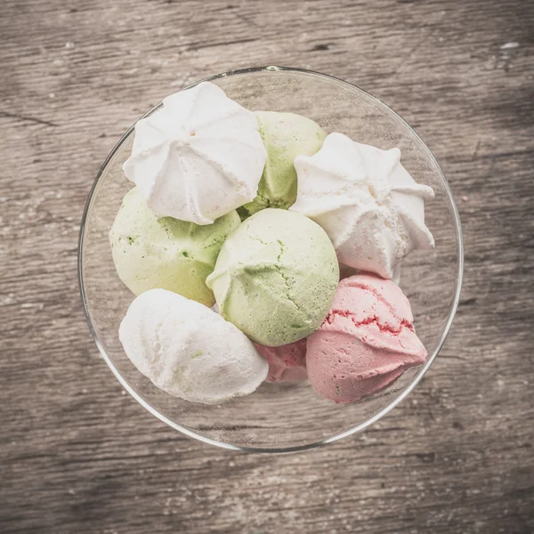 Bir tabloda lezzetli tatlılar.