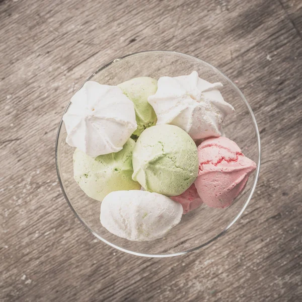 Bir tabloda lezzetli tatlılar.