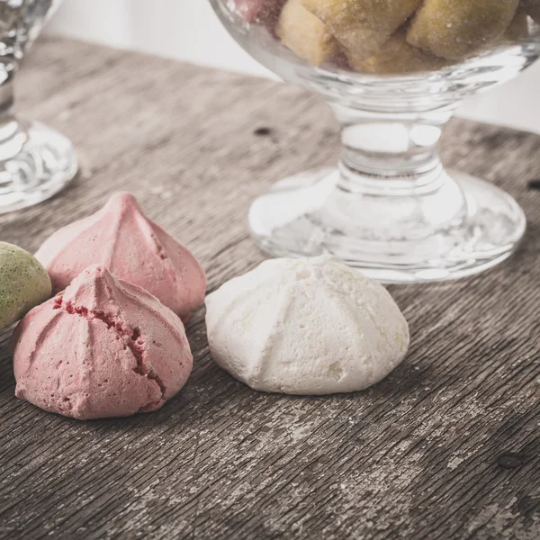 Bir tabloda lezzetli tatlılar.