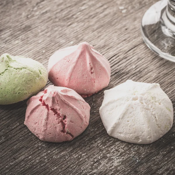 Bir tabloda lezzetli tatlılar.