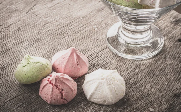 Bir tabloda lezzetli tatlılar.