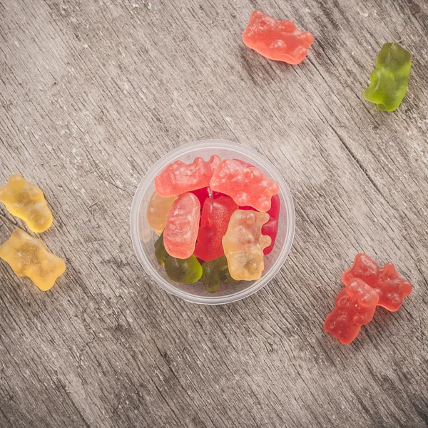 Bir tabloda lezzetli tatlılar.