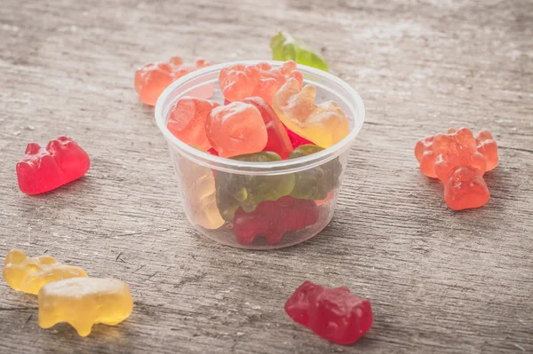 Bir tabloda lezzetli tatlılar.