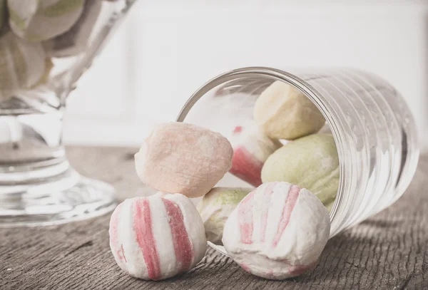 Bir tabloda lezzetli tatlılar.