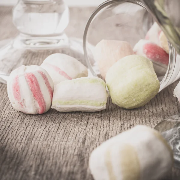 Bir tabloda lezzetli tatlılar.