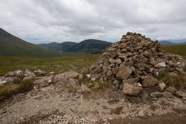 Wandelaars nadert een Cairn — Stockfoto