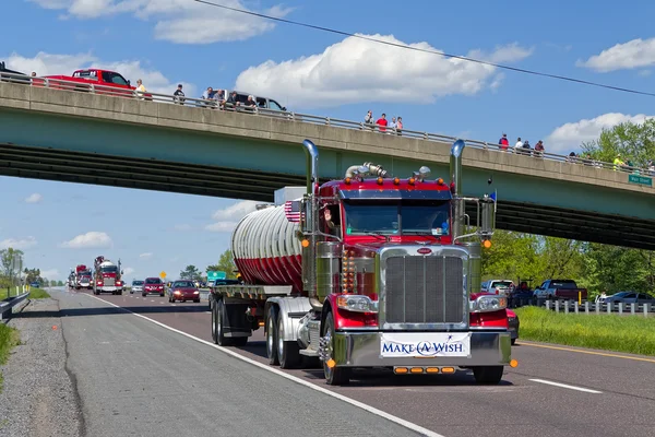 Convoy de camiones de récord de mundo de Guinness — Foto de Stock