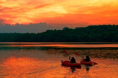 Gün batımına doğru kürek