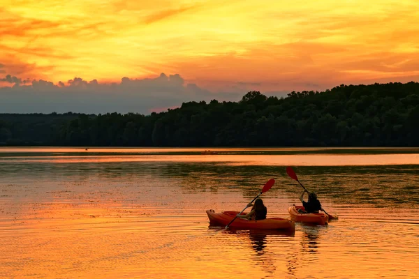 Kayaks en un lago al atardecer . Imágenes De Stock Sin Royalties Gratis