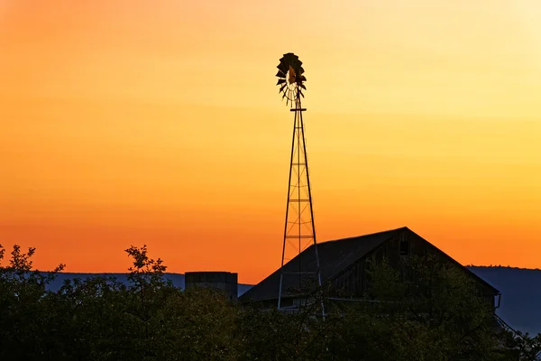 Sunrise a régi pajta és szélmalom Jogdíjmentes Stock Képek