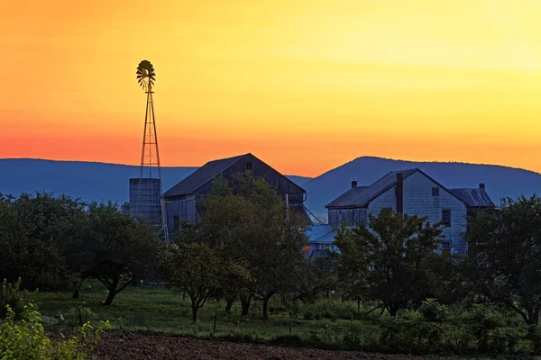 Salida del sol en la granja Imágenes De Stock Sin Royalties Gratis