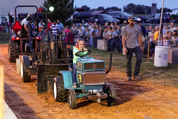 Kız sürüş çim traktörü — Stok fotoğraf