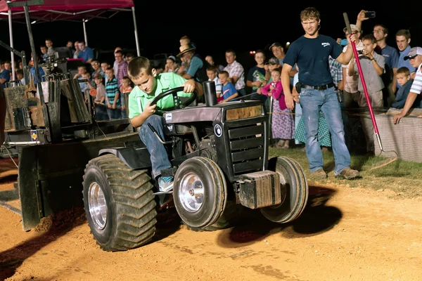 Boy Tractor de conducción en la competencia de tracción —  Fotos de Stock