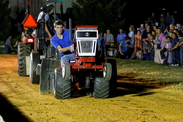 Boy Tractor de conducción en la competencia de tracción Imagen De Stock