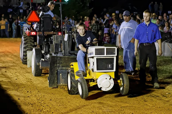 Fiú vezetés traktor húzza verseny Stock Fotó