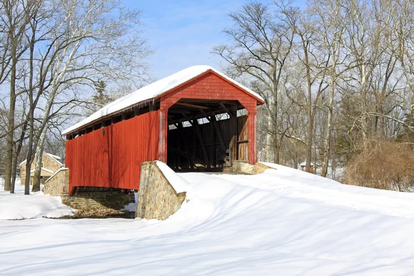 Καλυμμένη γέφυρα στο χιόνι — Φωτογραφία Αρχείου