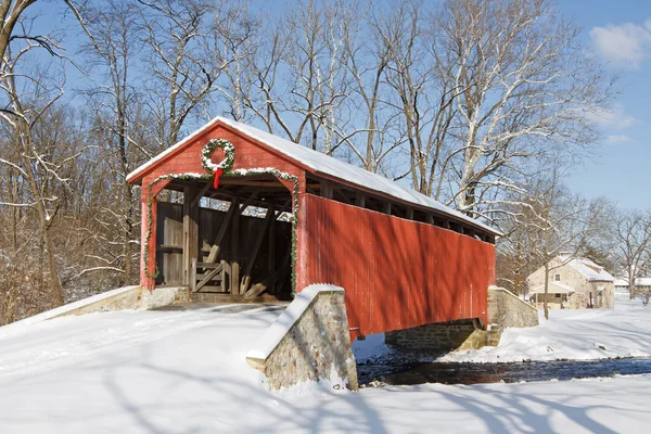 Pont couvert en hiver — Photo