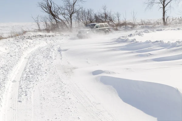 Condução na neve à deriva — Fotografia de Stock