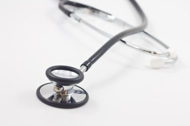 Beyaz arkaplanda steteskop